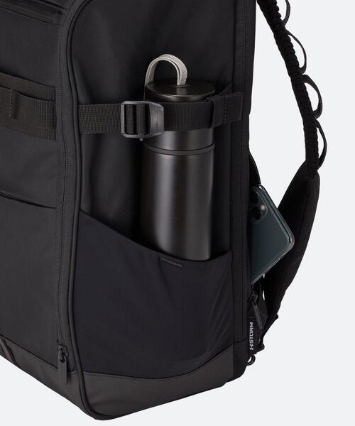 UNDER ARMOUR(アンダーアーマー)の「UAクール バックパック 4.0 30リットル(トレーニング/メンズ/レディース)(バックパック/リュック・レディース・ブラック・ONESIZE)」の5枚目の写真