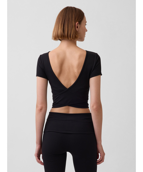GAP(ギャップ)の「GapFit スムース リバーシブル ラップ クロップド トップス(Tシャツ/カットソー・レディース・ネイビー/ブラック・L/M/S/XS/XXS)」の1枚目の写真