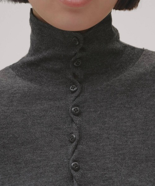 TODAYFUL(トゥデイフル)の「TODAYFUL Turtleneck Button Knit タートルネックボタンニット/12620510(ニット/セーター・レディース・チャコールグレー/ブラック・ONE SIZE)」の5枚目の写真