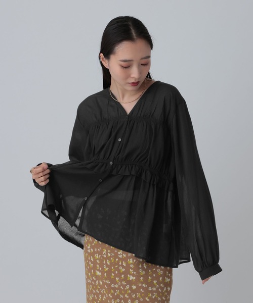 LEPSIM(レプシィム)の「シャーリングブラウス 645421(シャツ/ブラウス・レディース・ブラック/イエロー/オフホワイト・FREE)」の11枚目の写真