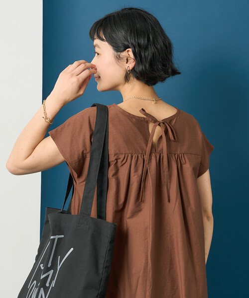 FREAK'S STORE(フリークスストア)の「藤本美貴 × FREAK'S STORE/フリークスストア 接触冷感/UVカット ヘンリーネックフレアワンピース(ワンピース・レディース・ブラウン/ブラック/ブルー・フリ-)」の2枚目の写真
