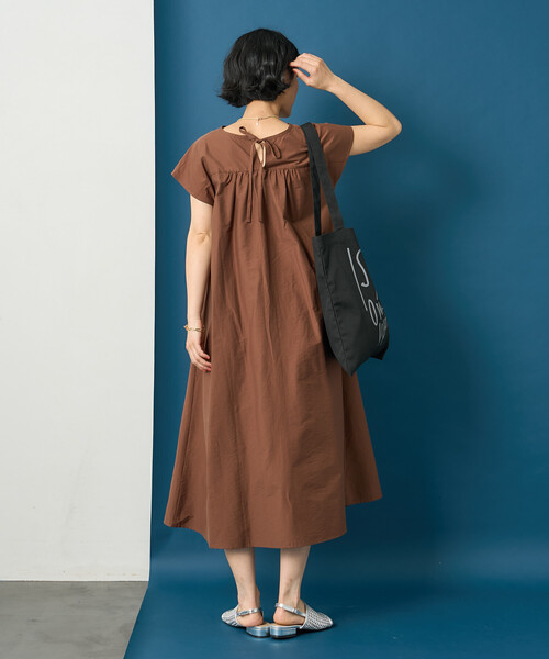 FREAK'S STORE(フリークスストア)の「藤本美貴 × FREAK'S STORE/フリークスストア 接触冷感/UVカット ヘンリーネックフレアワンピース(ワンピース・レディース・ブラウン/ブラック/ブルー・フリ-)」の22枚目の写真