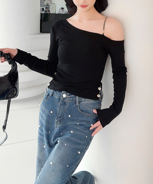 Jasmine Grandiflorum(ジャスミングランディフローラム)の「【Jasmine】アシメチェーンワンショルトップス(Tシャツ/カットソー・レディース・ベージュ/ブラック・FREE)」の7枚目の写真