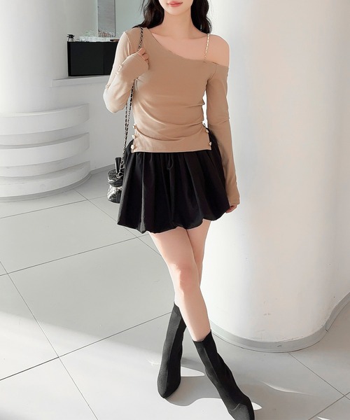Jasmine Grandiflorum(ジャスミングランディフローラム)の「【Jasmine】アシメチェーンワンショルトップス(Tシャツ/カットソー・レディース・ベージュ/ブラック・FREE)」の14枚目の写真