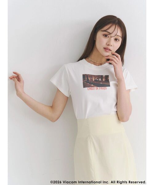MERCURYDUO(マーキュリーデュオ)の「【EMILY IN PARISコラボ】グラフィックロゴTシャツ(Tシャツ/カットソー・レディース・オフホワイト・FREE)」の2枚目の写真