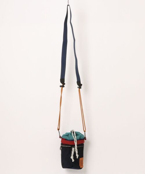 TOPO DESIGNS(トポデザインズ)の「【TOPO DESIGNS】MOUNTAIN HYDRO SLING(ショルダーバッグ・レディース・グレー系2/ネイビー系/ブラウン/テラコッタ・ONE SIZE)」の4枚目の写真
