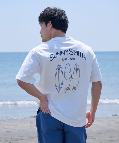 Sunny Smith(サニースミス)の「【SUNNY SMITH】サーフボードイラストロゴ両面刺繍Tシャツ(Tシャツ/カットソー・メンズ・ホワイト/スミクロ/アッシュグレー・MEDIUM/LARGE)」の2枚目の写真