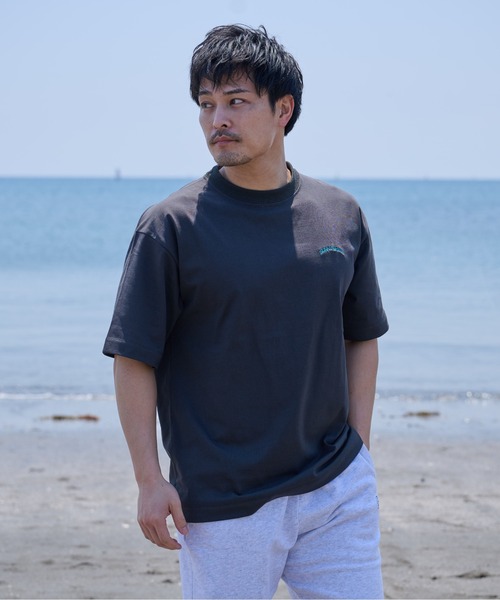 Sunny Smith(サニースミス)の「【SUNNY SMITH】サーフボードイラストロゴ両面刺繍Tシャツ(Tシャツ/カットソー・メンズ・ホワイト/スミクロ/アッシュグレー・MEDIUM/LARGE)」の3枚目の写真