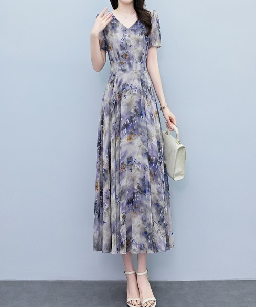 LUCPY(ラクピー)の「ニュアンスフラワーフレアロングワンピース(ワンピース・レディース・パープル・XX-LARGE/X-LARGE/LARGE/MEDIUM)」の3枚目の写真