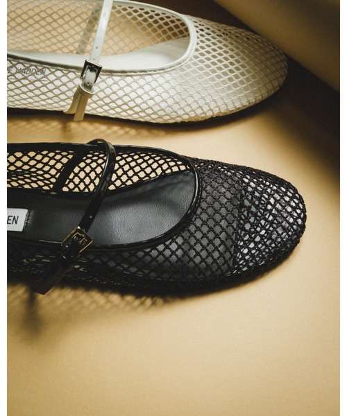 STEVE MADDEN(スティーブマデン)の「シアーメリージェーン/S.MADDEN MAGS-XS(パンプス・レディース・ブラック/ホワイト・23.5-24/23.5cm/23.0cm/22.5cm/24.5cm/24.0cm)」の4枚目の写真