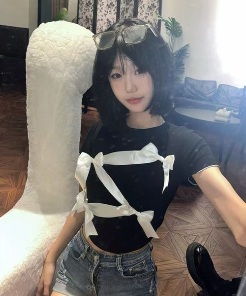 AsheKsha(アシクシャ)の「スリムフィットのショート丈Tシャツ(Tシャツ/カットソー・レディース・ブラック・M)」の9枚目の写真