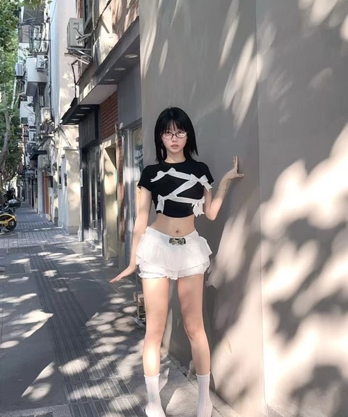 AsheKsha(アシクシャ)の「スリムフィットのショート丈Tシャツ(Tシャツ/カットソー・レディース・ブラック・M)」の11枚目の写真
