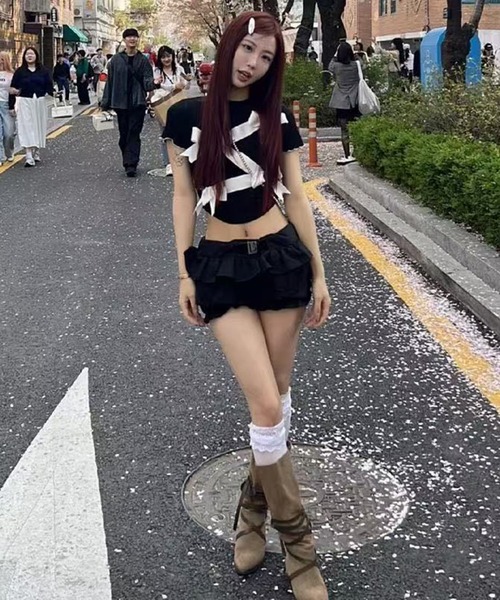 AsheKsha(アシクシャ)の「スリムフィットのショート丈Tシャツ(Tシャツ/カットソー・レディース・ブラック・M)」の3枚目の写真