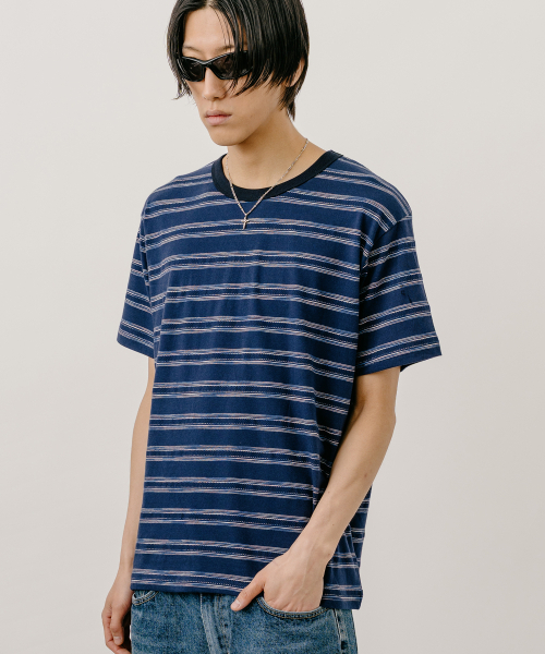 VASTIC(バスティック)の「ニードルマルチストライプTシャツ_ネイビー(Tシャツ/カットソー・メンズ・ネイビー・MEDIUM/LARGE/X-LARGE)」の1枚目の写真