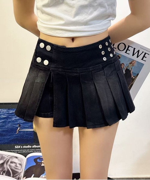 Chiina(チーナ)の「Chiina / スタッズ付き アイレット プリーツデニムスカート(デニムスカート・レディース・ブルー/ブラック・MEDIUM/SMALL)」の1枚目の写真