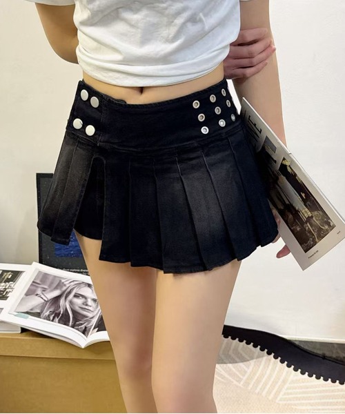 Chiina(チーナ)の「Chiina / スタッズ付き アイレット プリーツデニムスカート(デニムスカート・レディース・ブルー/ブラック・MEDIUM/SMALL)」の3枚目の写真