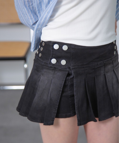 Chiina(チーナ)の「Chiina / スタッズ付き アイレット プリーツデニムスカート(デニムスカート・レディース・ブルー/ブラック・MEDIUM/SMALL)」の6枚目の写真