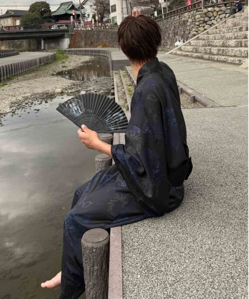 AS KNOW AS plus(アズノゥアズプラス)の「〇メンズ浴衣 3点セット 【男性浴衣・ワンタッチ角帯・下駄】(浴衣・メンズ・ブルー系/ブラック系/レッド系・FREE)」の6枚目の写真