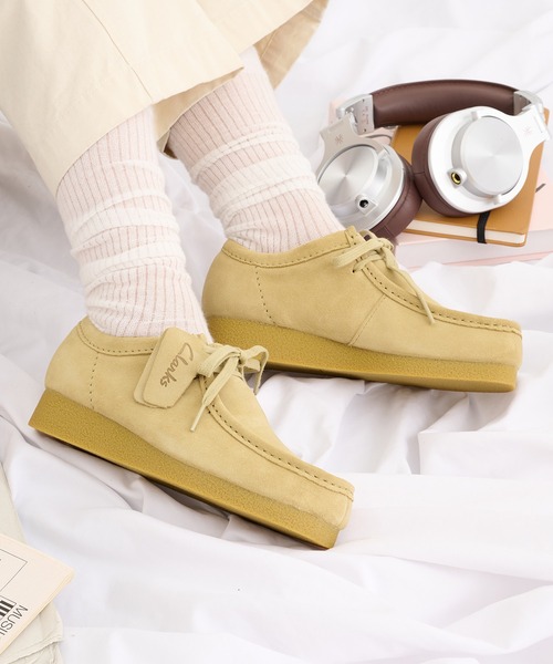 Clarks(クラークス)の「【CLARKS】WallabeeEVO WP(モカシン/デッキシューズ・レディース・ベージュ/ブラック・22.5cm/23cm/23.5cm/24cm)」の2枚目の写真