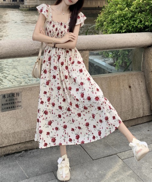 AMAJI(アマジ)の「フラワープリント キャミソール ワンピース(ワンピース・レディース・ベージュ・SMALL/MEDIUM/LARGE)」の3枚目の写真