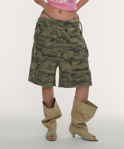 GILAARCHIVE(ギラアーカイブ)の「STRAP WAIST DOODLE BERMUDA SWEAT SHORTS_CAMO(その他パンツ・レディース・その他・FREE)」の1枚目の写真