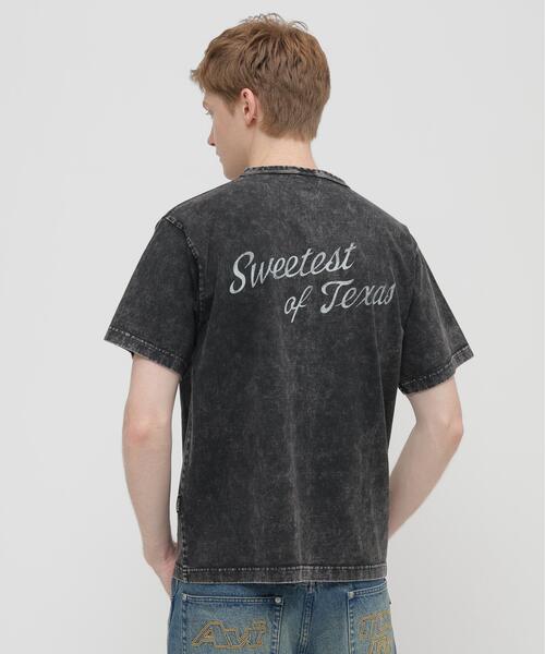 AVIREX（アヴィレックス）の「《直営店限定》FADE T-SHIRT "SWEETEST OF TEXAS" / フェード 半袖 Tシャツ / AVIREX / アヴィレックス（Tシャツ/カットソー・メンズ・ブラック/ピンク・XX-LARGE/LARGE/MEDIUM/X-LARGE）」の4枚目の写真