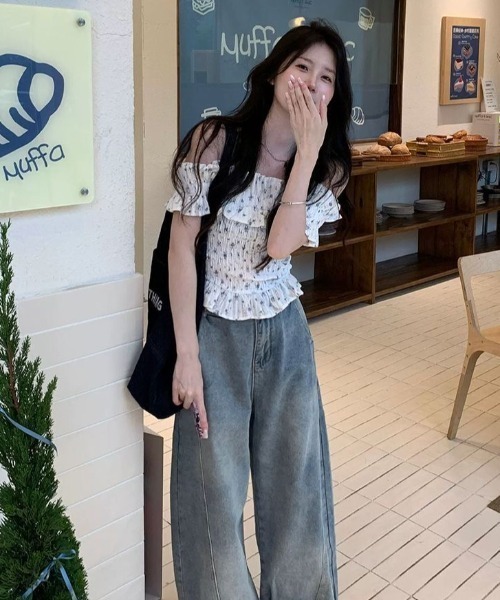 ViViDAY(ビビデー)の「花柄ワンショルダーギャザーショートトップス(Tシャツ/カットソー・レディース・ホワイト・M)」の3枚目の写真