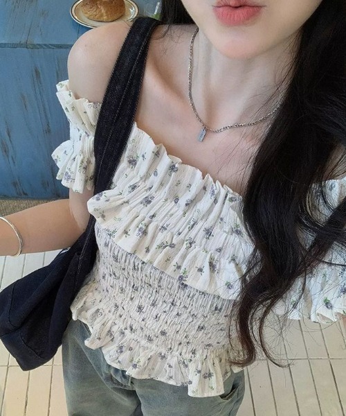 ViViDAY(ビビデー)の「花柄ワンショルダーギャザーショートトップス(Tシャツ/カットソー・レディース・ホワイト・M)」の4枚目の写真