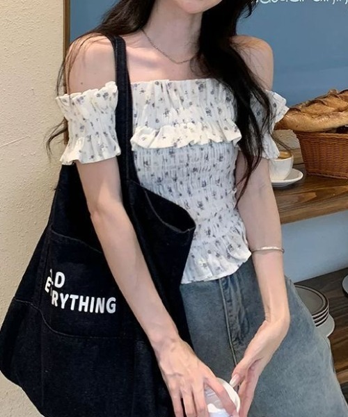 ViViDAY(ビビデー)の「花柄ワンショルダーギャザーショートトップス(Tシャツ/カットソー・レディース・ホワイト・M)」の5枚目の写真