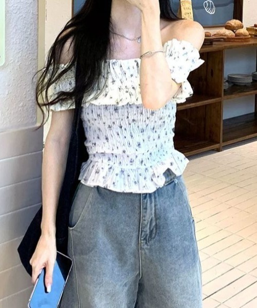 ViViDAY(ビビデー)の「花柄ワンショルダーギャザーショートトップス(Tシャツ/カットソー・レディース・ホワイト・M)」の6枚目の写真