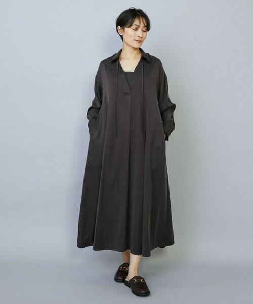 MOGA(モガ)の「フィブリルサテンフレアワンピース(ワンピース・レディース・ネイビー/ブラウン・2/1)」の3枚目の写真