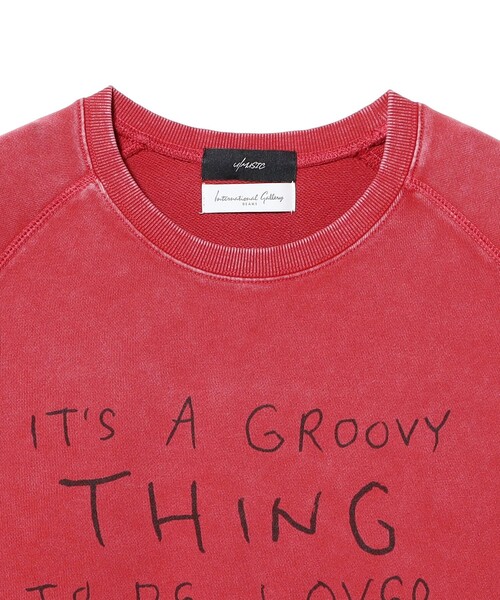 International Gallery BEAMS（インターナショナルギャラリービームス）の「【別注】U/MUSIC × IG / DANIEL JOHNSTON IT'S A GROOVY グラフィック スウェット（スウェット・メンズ・レッド・SMALL/MEDIUM/LARGE）」の2枚目の写真