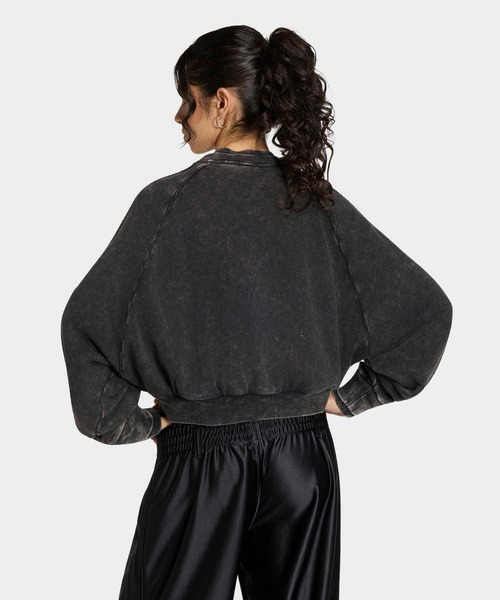 adidas(アディダス)の「SST ダブルレイヤード クロップド丈 トラックトップ / ジャージ / トラックジャケット / アディダスオリジナルス adidas Originals(ジャージ・レディース・ブラック・MEDIUM/SMALL/X-LARGE/X-SMALL/XX-LARGE/LARGE)」の2枚目の写真