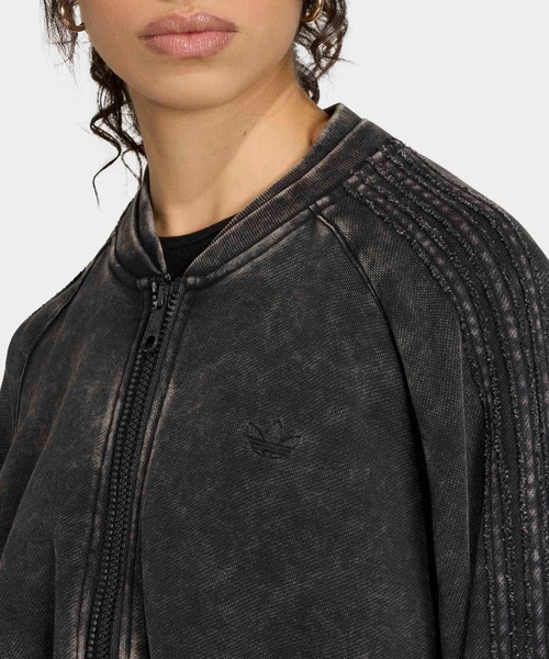 adidas(アディダス)の「SST ダブルレイヤード クロップド丈 トラックトップ / ジャージ / トラックジャケット / アディダスオリジナルス adidas Originals(ジャージ・レディース・ブラック・MEDIUM/SMALL/X-LARGE/X-SMALL/XX-LARGE/LARGE)」の3枚目の写真