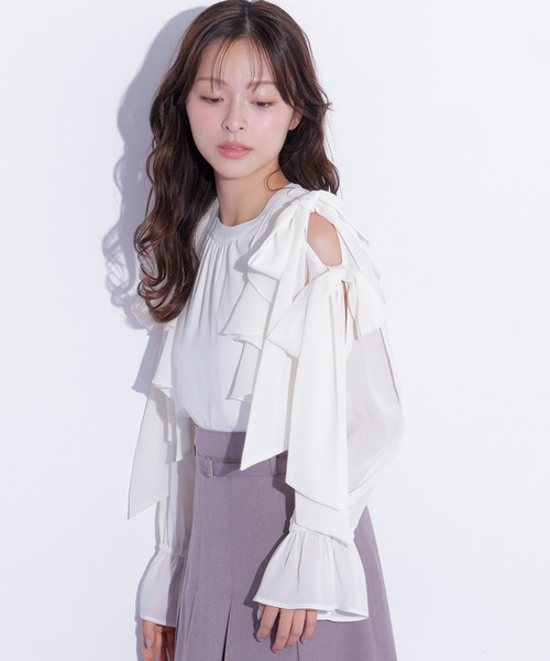 JILL by JILL STUART（ジルバイジルスチュアート）の「ショルダーラッフルリボンブラウス（シャツ/ブラウス・レディース・ホワイト/ブルー/ブラック・FREE）」の2枚目の写真