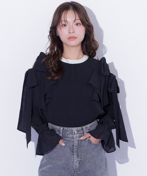 JILL by JILL STUART（ジルバイジルスチュアート）の「ショルダーラッフルリボンブラウス（シャツ/ブラウス・レディース・ホワイト/ブルー/ブラック・FREE）」の4枚目の写真