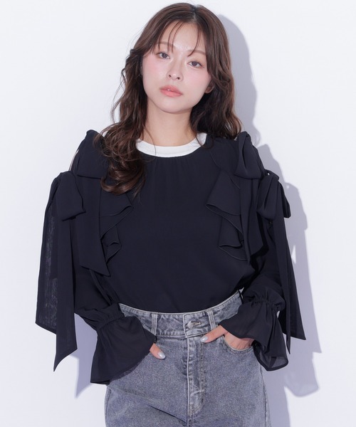 JILL by JILL STUART（ジルバイジルスチュアート）の「ショルダーラッフルリボンブラウス（シャツ/ブラウス・レディース・ホワイト/ブルー/ブラック・FREE）」の5枚目の写真