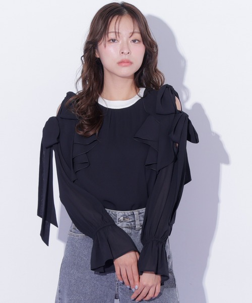 JILL by JILL STUART（ジルバイジルスチュアート）の「ショルダーラッフルリボンブラウス（シャツ/ブラウス・レディース・ホワイト/ブルー/ブラック・FREE）」の6枚目の写真