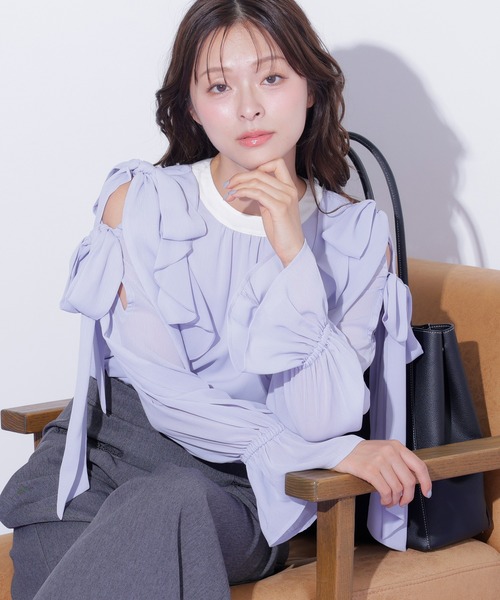 JILL by JILL STUART（ジルバイジルスチュアート）の「ショルダーラッフルリボンブラウス（シャツ/ブラウス・レディース・ホワイト/ブルー/ブラック・FREE）」の20枚目の写真