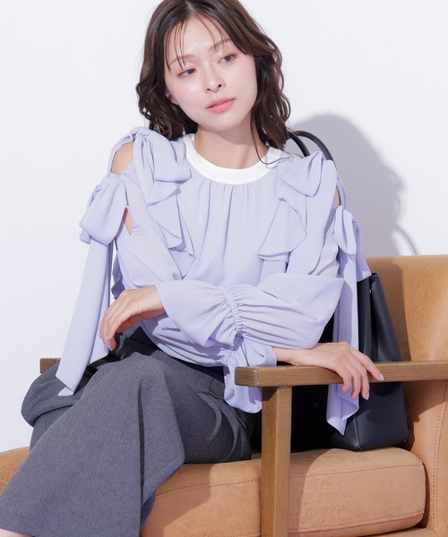 JILL by JILL STUART（ジルバイジルスチュアート）の「ショルダーラッフルリボンブラウス（シャツ/ブラウス・レディース・ホワイト/ブルー/ブラック・FREE）」の21枚目の写真