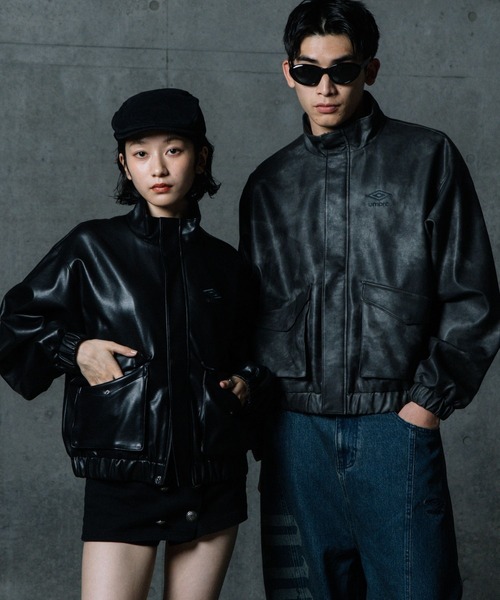 ALAND(エーランド)の「【UNISEX】ALAND×UMBRO/フェイクレザーブルゾン(ブルゾン・メンズ・ブラック系1/ブラック・SMALL/LARGE)」の1枚目の写真