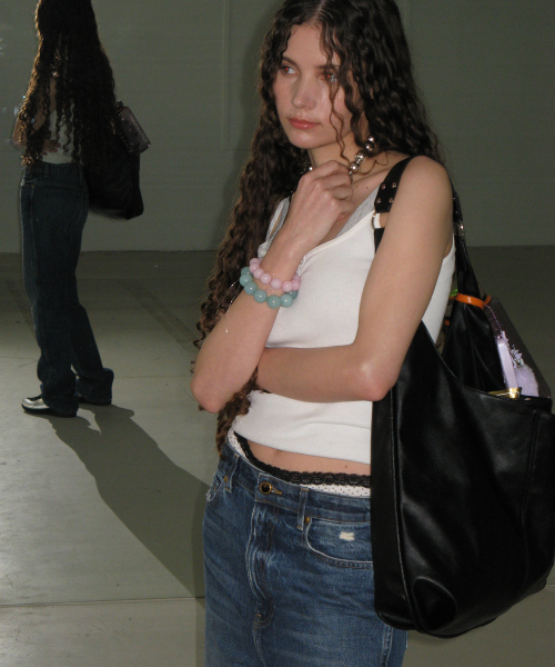 YEOMIMの「slash hobo bag (black)（ショルダーバッグ・レディース・その他・FREE）」の3枚目の写真