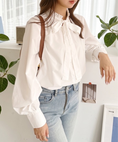 Eclat one（エクラワン）の「【オンオフ使える/1枚で華やか】上品クラシカル。ボウタイフリルネック長袖ブラウス（シャツ/ブラウス・レディース・ホワイト/ライトブルー/ブラック・FREE）」の2枚目の写真