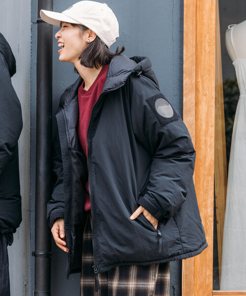 FREAK'S STORE(フリークスストア)の「NANGA × FREAK'S STORE/ナンガ 別注 HOODIE DOWN JACKET WOMEN’S/フーディ ダウンジャケット(ダウンジャケット/コート・レディース・ブラック/グレー/ブラウン・フリ-)」の5枚目の写真