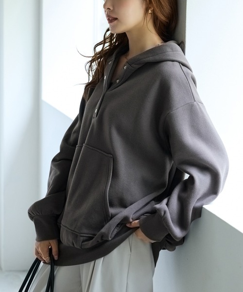 Viola e Viola（ヴィオラエヴィオラ）の「あったか裏起毛ボタンデザインパーカー（パーカー・レディース・アイボリー/ブラック/チャコール/杢グレー・M/L/LL）」の4枚目の写真