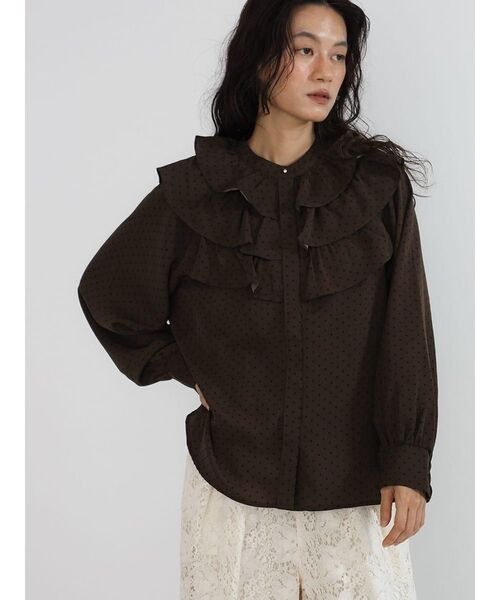 FIKA.(フィーカ)の「Dot frills blouse(シャツ/ブラウス・レディース・ダークブラウン/ベージュ/ブラック・MEDIUM)」の2枚目の写真
