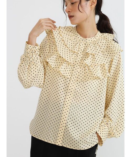 FIKA.(フィーカ)の「Dot frills blouse(シャツ/ブラウス・レディース・ダークブラウン/ベージュ/ブラック・MEDIUM)」の3枚目の写真