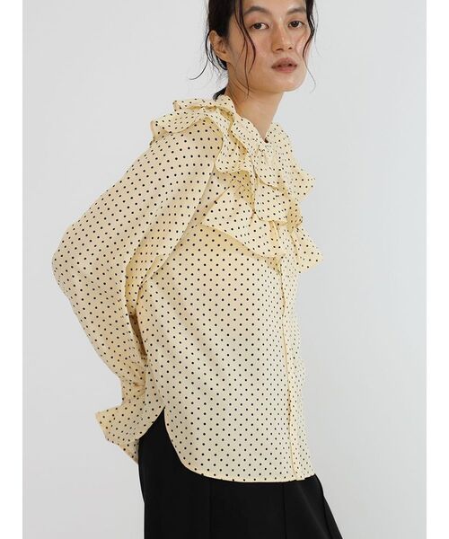 FIKA.(フィーカ)の「Dot frills blouse(シャツ/ブラウス・レディース・ダークブラウン/ベージュ/ブラック・MEDIUM)」の7枚目の写真
