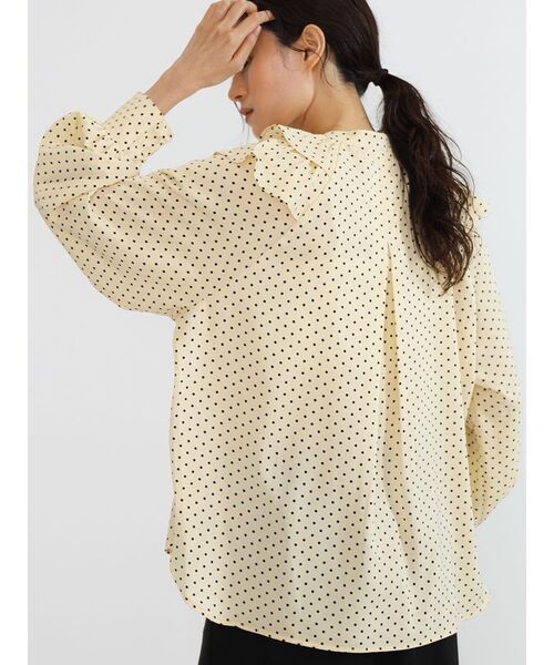 FIKA.(フィーカ)の「Dot frills blouse(シャツ/ブラウス・レディース・ダークブラウン/ベージュ/ブラック・MEDIUM)」の8枚目の写真