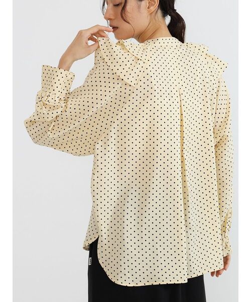 FIKA.(フィーカ)の「Dot frills blouse(シャツ/ブラウス・レディース・ダークブラウン/ベージュ/ブラック・MEDIUM)」の10枚目の写真